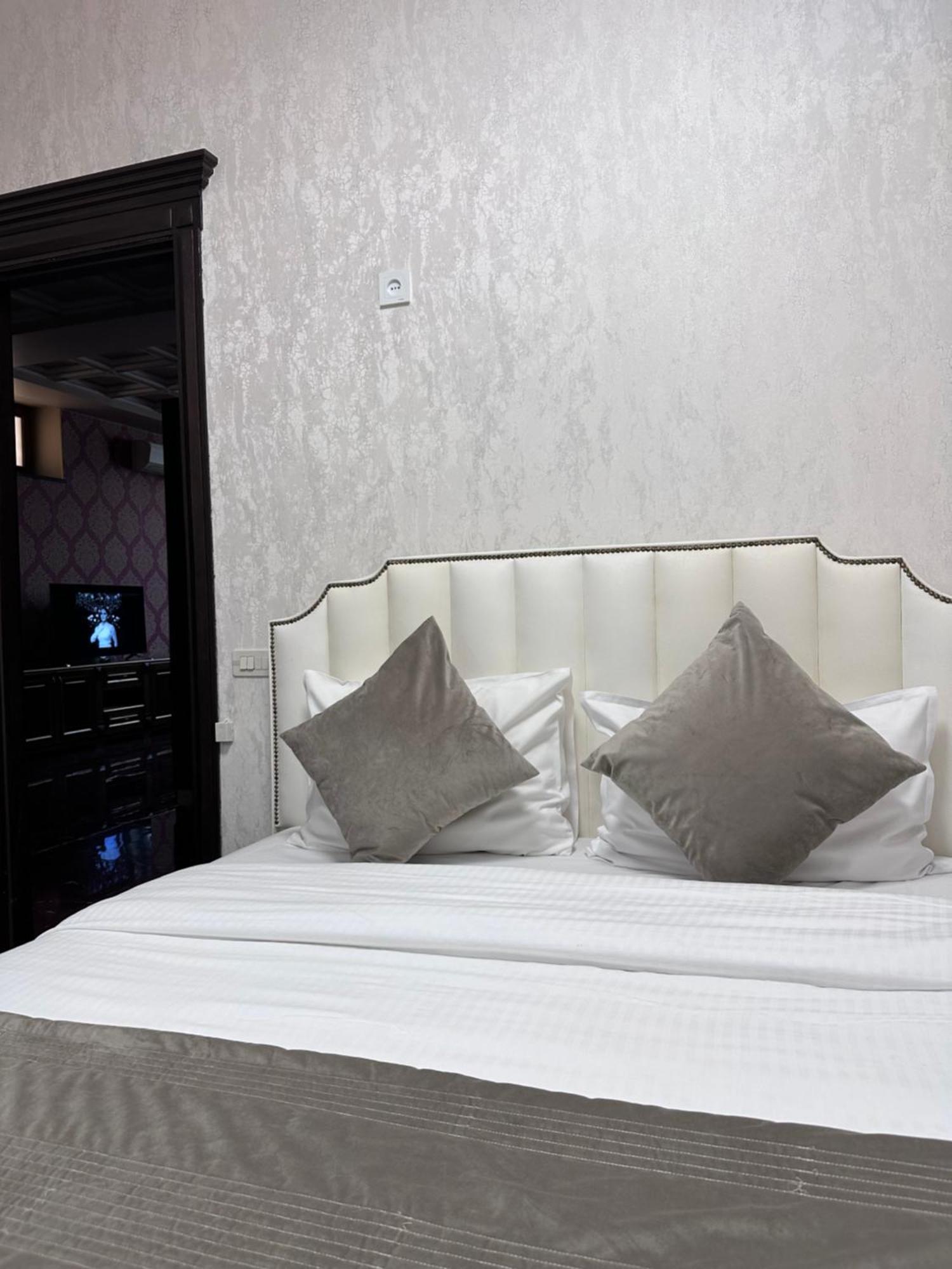 Royal Renaissance Hotel Yerevan Exterior photo