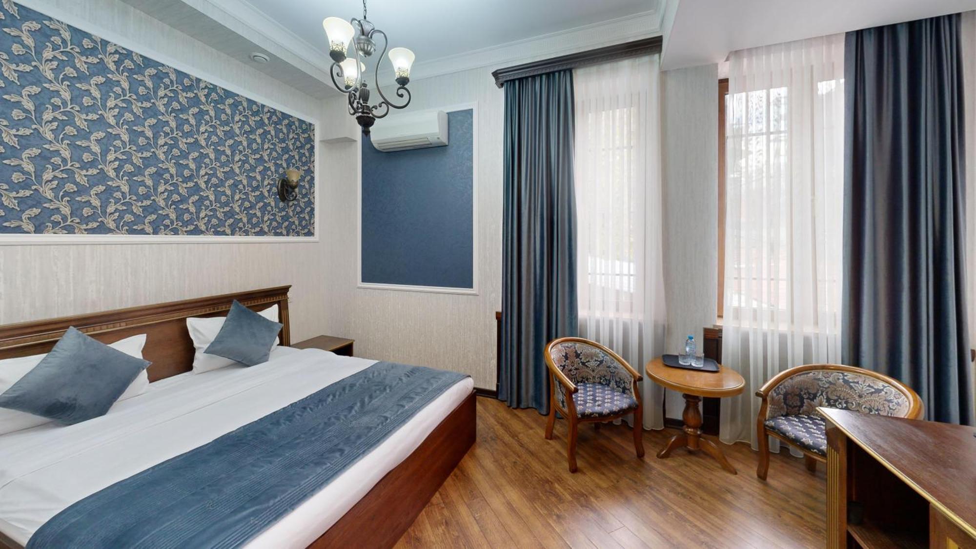 Royal Renaissance Hotel Yerevan Exterior photo