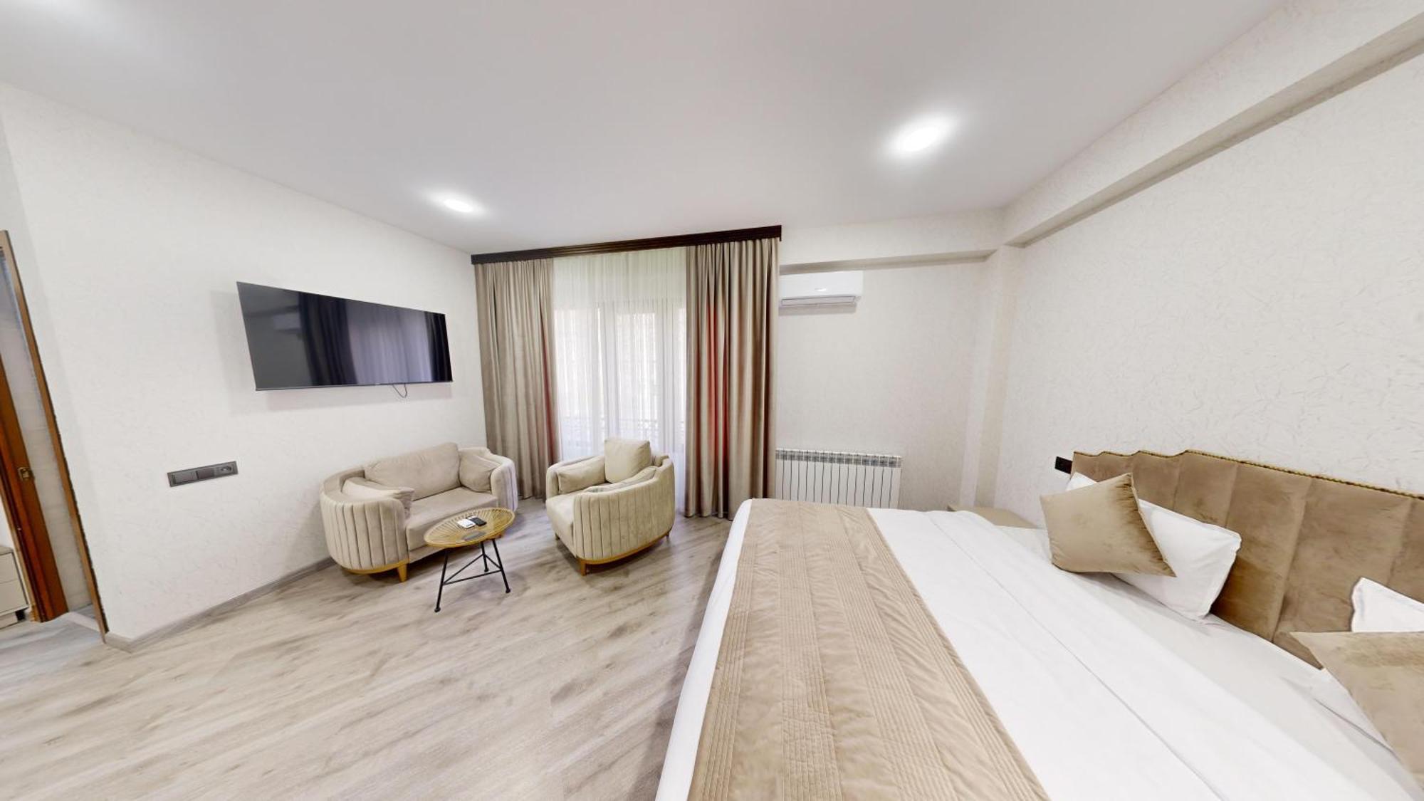 Royal Renaissance Hotel Yerevan Exterior photo